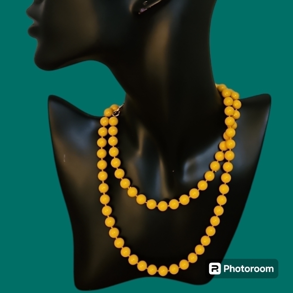 Vintage EMMONS 1970s Mustard Yellow Acrylic Knot Beaded Necklace
